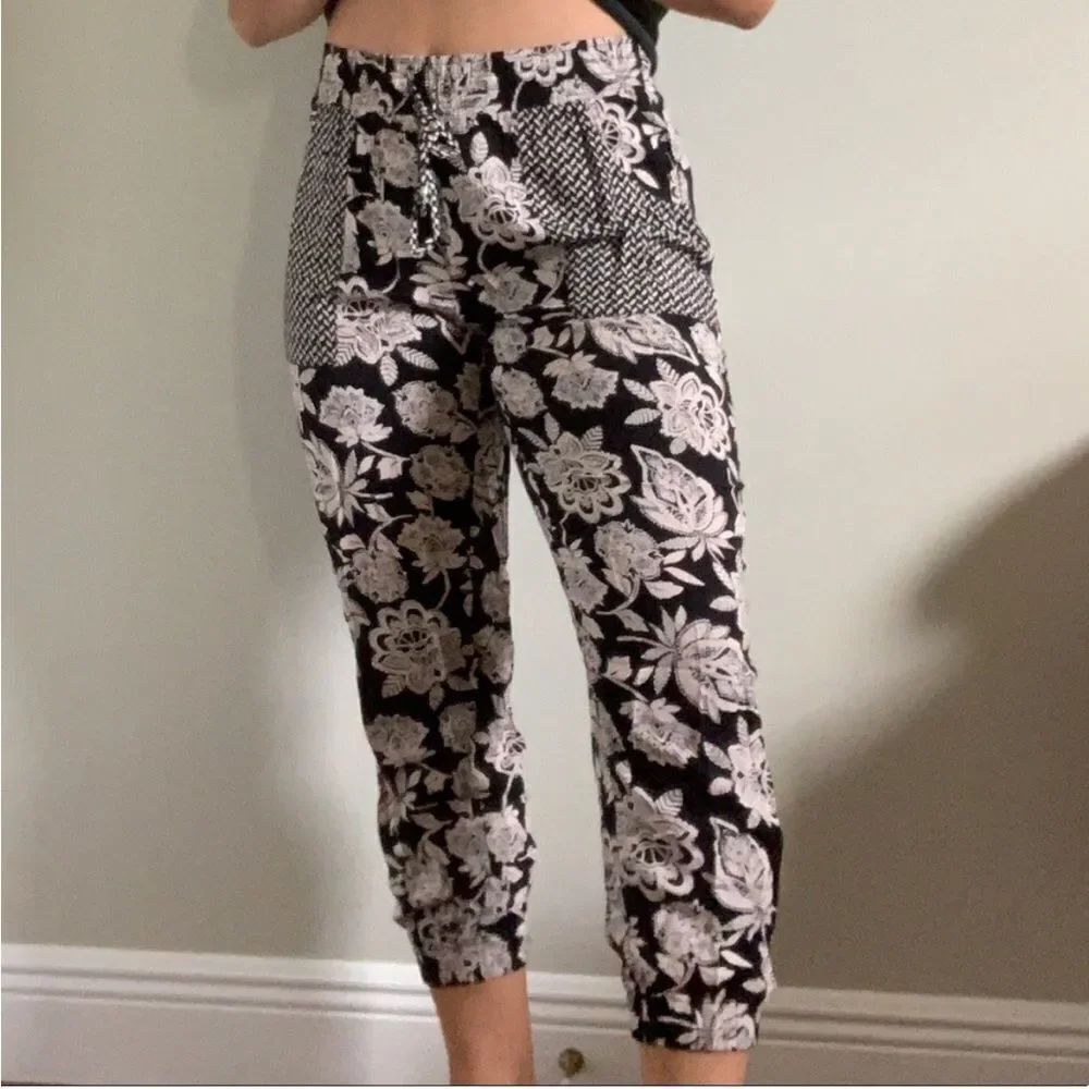 American Eagle Outfitters Black and White Floral Joggers